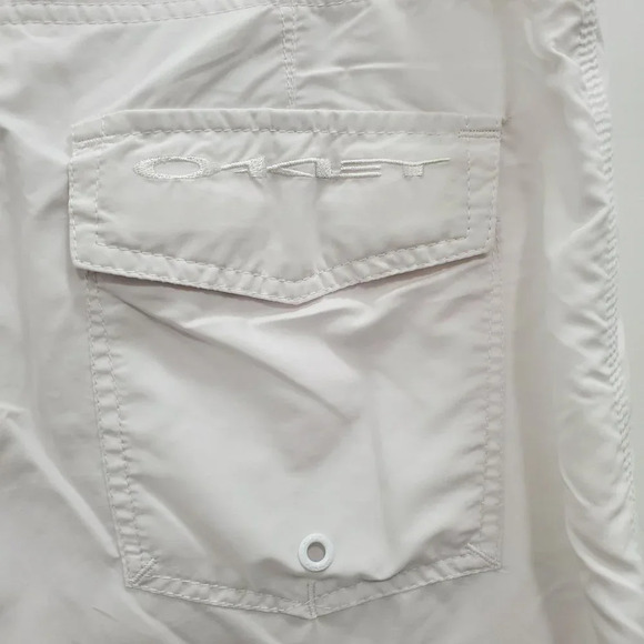 Oakley Men's White Recycled Polyester Flat Front Hybrid Amphibian Shorts Size 32 - Picture 7 of 8